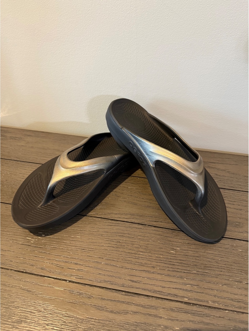 Oofos Women's Size 11 Black Silver Flip Flops
